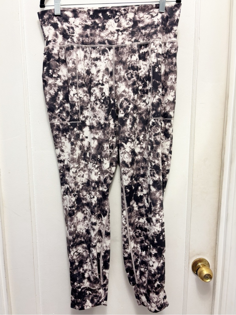 Athleta Salutation Printed Jogger Size Large Colors: Brown and Cream